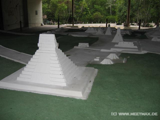 851 Modell Tikal