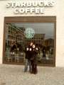 21 Daniel und Julia mit Starbucks Coffee