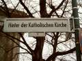 39 Hinter der katholischen Kirche