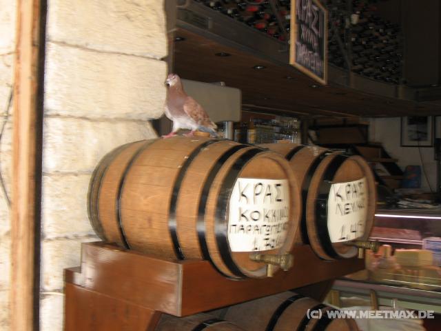 430 Taube auf Weinf�ssern