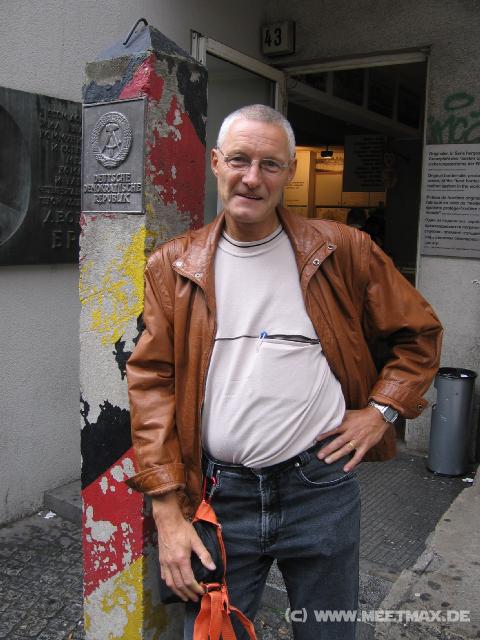 588 Papa am Grenzpfosten