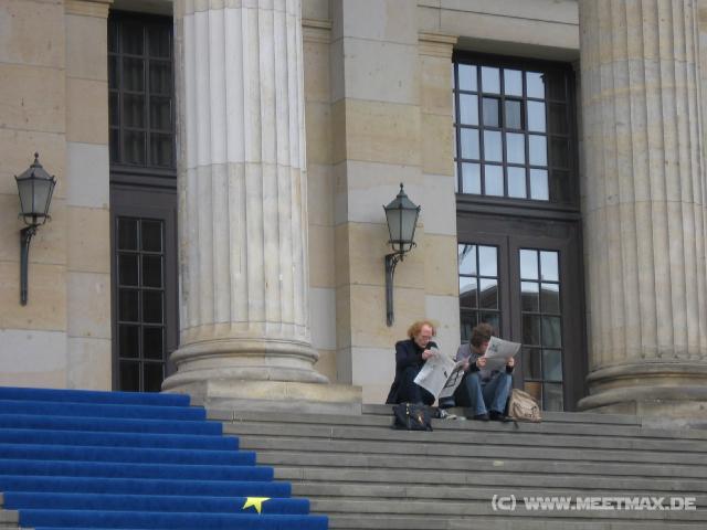608 Zeitungsleser auf der Treppe