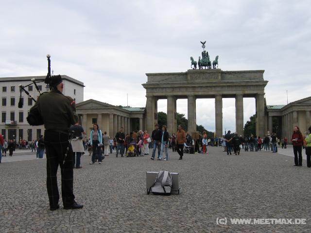 623 Schotte vorm Brandenburger Tor