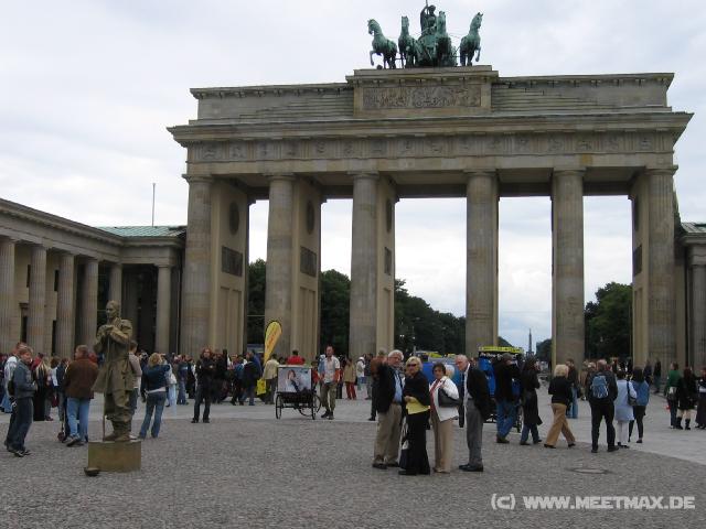 625 Goldener Mann vorm Brandenburger Tor