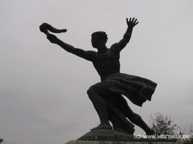 7015 Statue