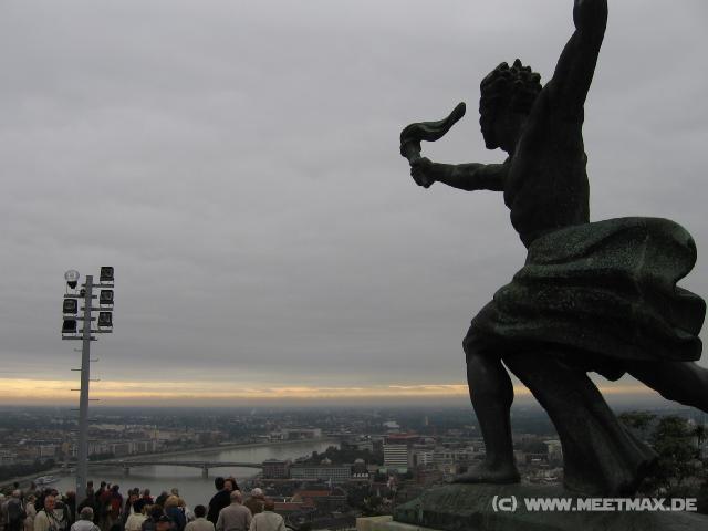 7016 Statue