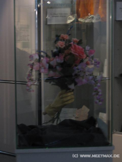 7132 Crime Museum - Blumen mit Pistole