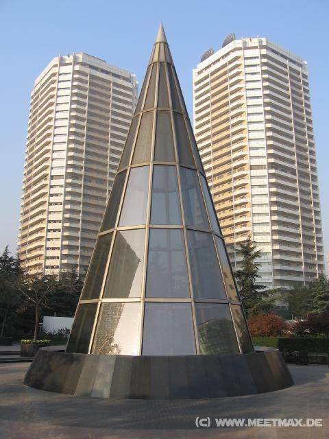 8609 Pyramide