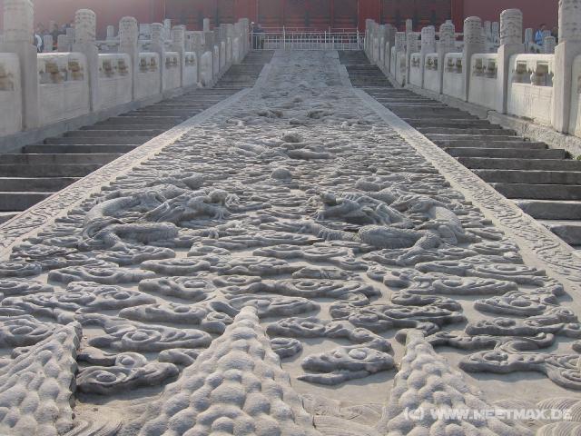 8689 Riesenrelief