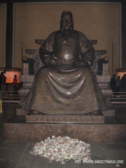 9095 Ming-Grab mit Geld