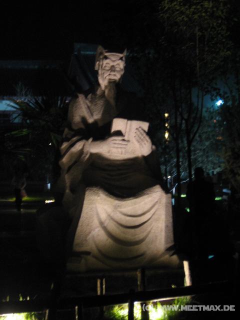 9385 Statue