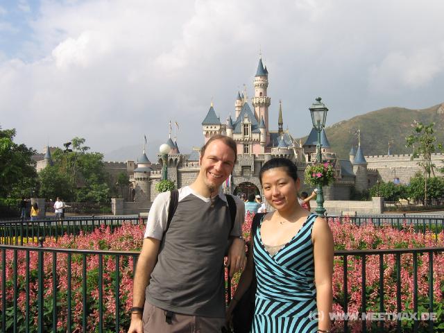 9760 Wir vor Sleeping Beauty's Castle