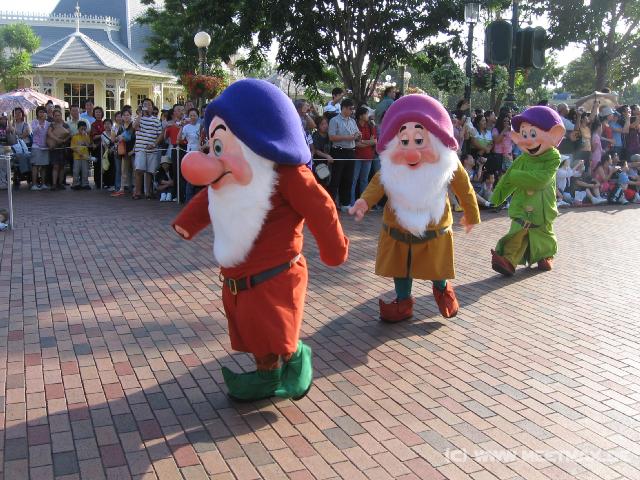 9856 Disneyland Parade Zwerge