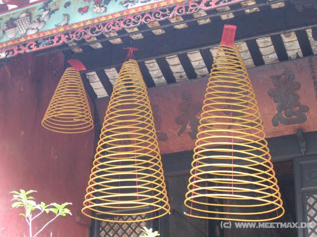 0044 R�ucherspiralen im Kun Iam Tempel