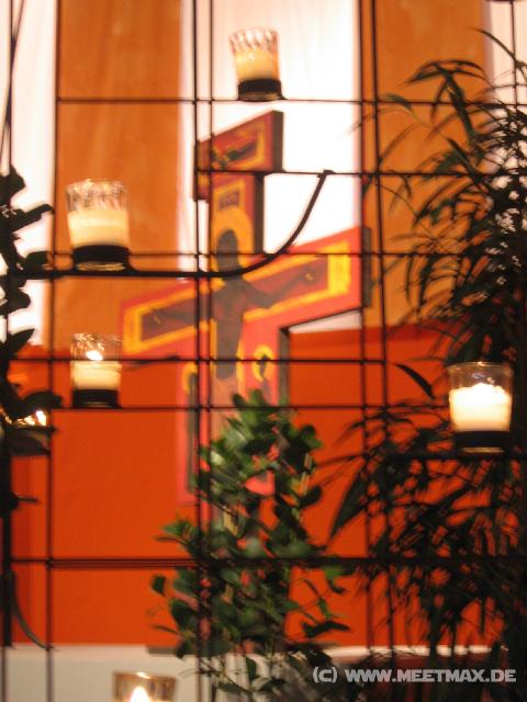 2348_Kerzen_vorm_Kreuz