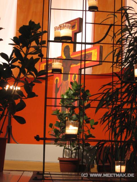 2349_Kerzen_vorm_Kreuz