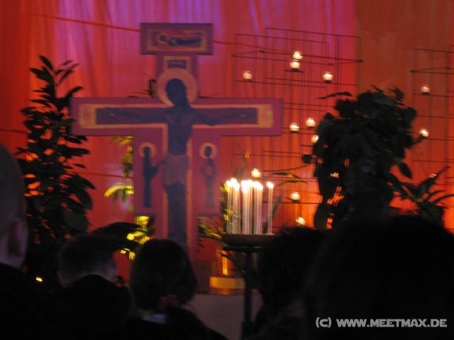 2392_Kerzen_vorm_Kreuz