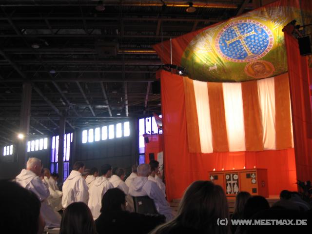 2396_Br�der_vorm_Altar