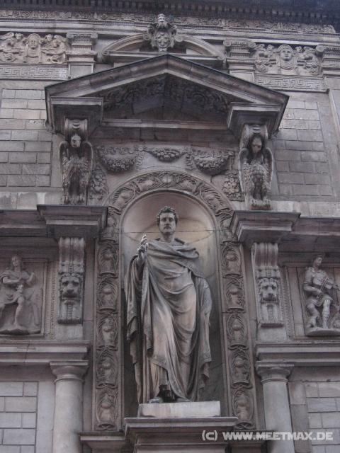 2403_Statue