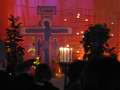 2392_Kerzen_vorm_Kreuz