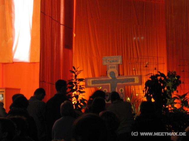 2556_Gebet_vorm_Kreuz