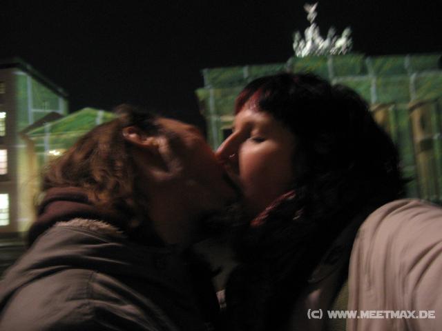 2774_Kiss_am_Brandenburger_Tor