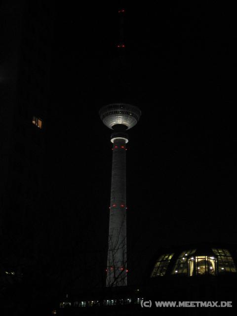 2900_Fernsehturm_by_night