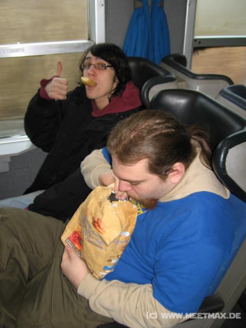 3054_Brotzeit_im_Zug