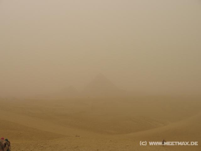 4475_Pyramiden_im_Sandsturm