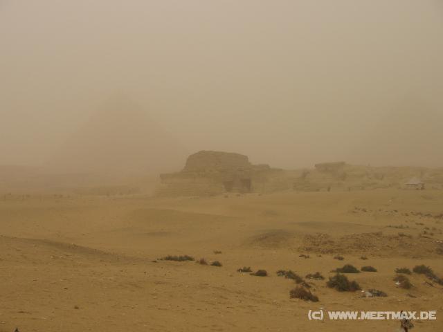 4482_Pyramide_und_Fels