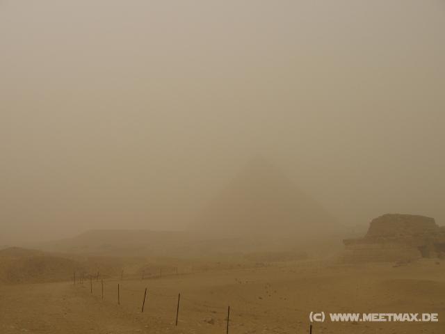 4502_Pyramide_im_Sandsturm