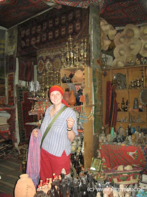 4774_Solveig_im_Teppichladen