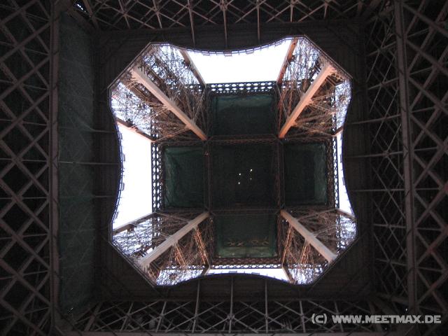 1564_Eiffelturm_von_unten