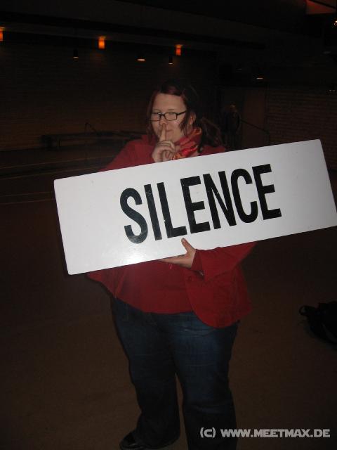 8907_Silence_please