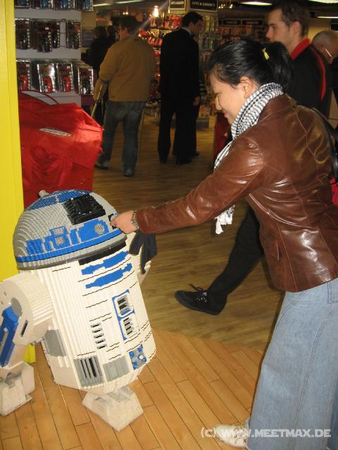 0231_R2D2_and_Princess_Emilie