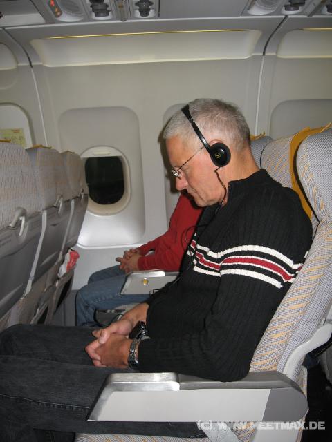 0778_Werner_schl�ft_im_Flieger