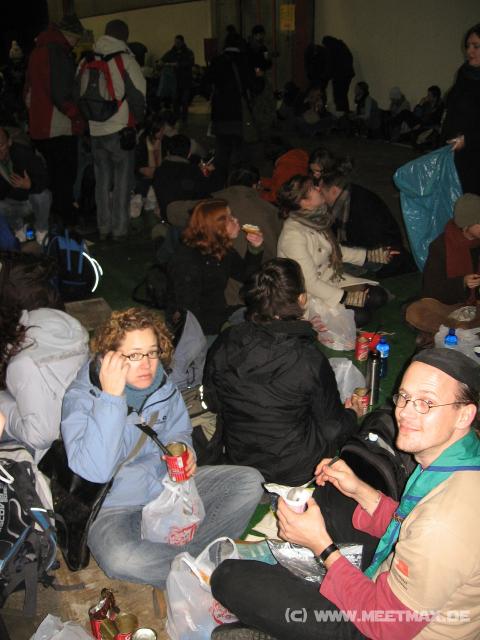 1153_Dinner_on_the_floor