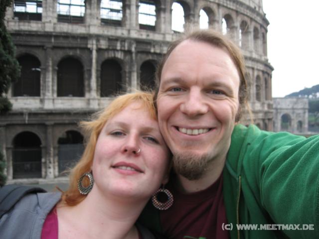 1532_Wir_vorm_Colosseum