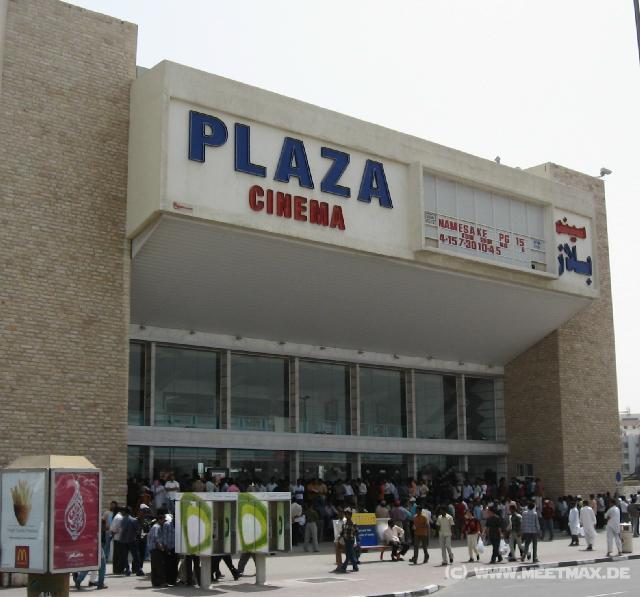 2032_Schlange_vorm_Kino