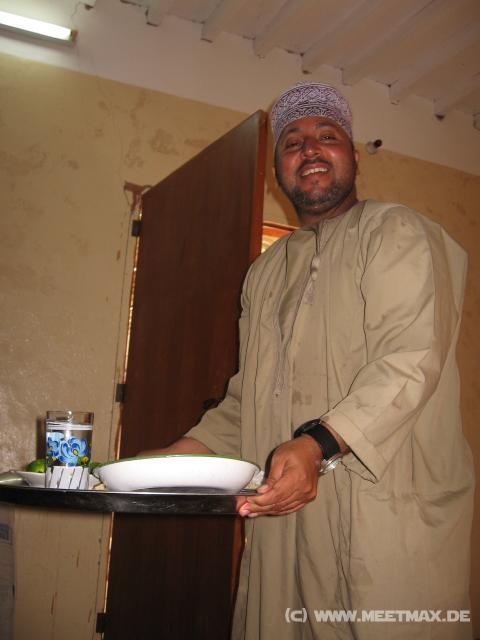 2754_Salim_mit_Tablett