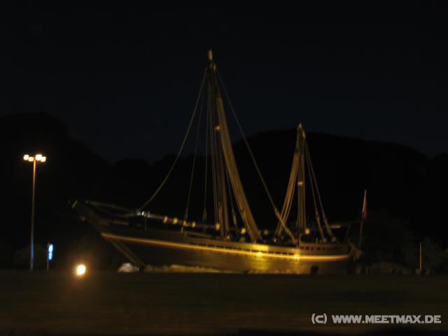 2803_Schiff_am_Al-Bustan-Kreisverkehr