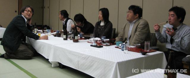 3726_Ito-san_vorm_Tisch