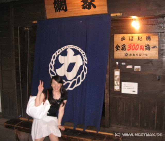 6275_Hitomi_vor_dem_Grillhaus