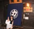 6275_Hitomi_vor_dem_Grillhaus