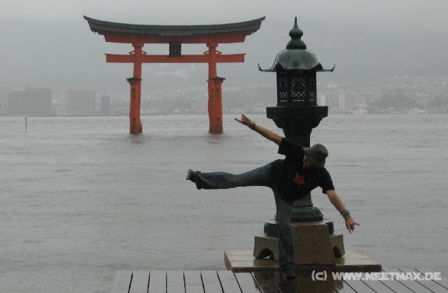 8018_Torii-Posing