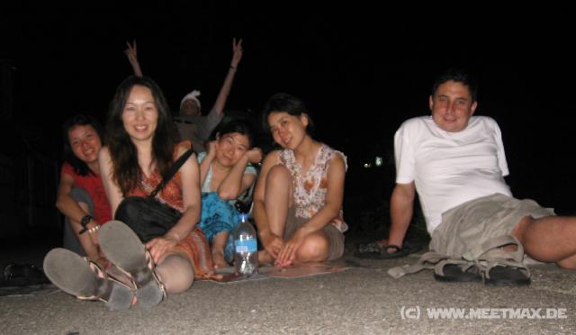 9098_Watching_fireworks_festival