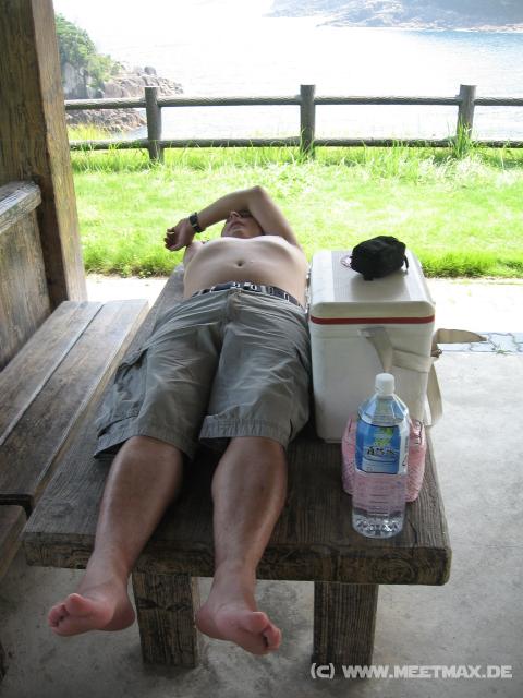 9123_Mauricio_relaxes