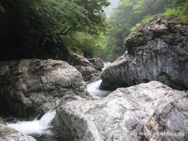 9174_River_rocks