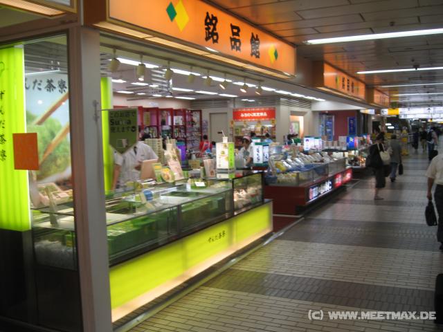 9843_Souvenirshops_am_Bahnhof