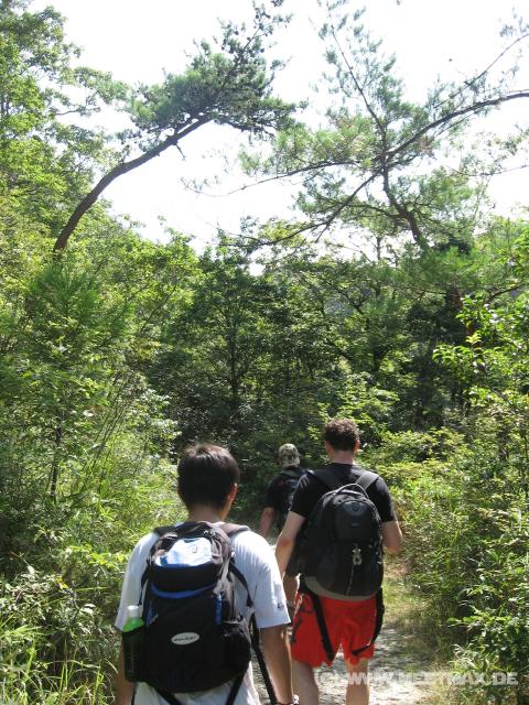 0041_Hiking_to_the_rocks